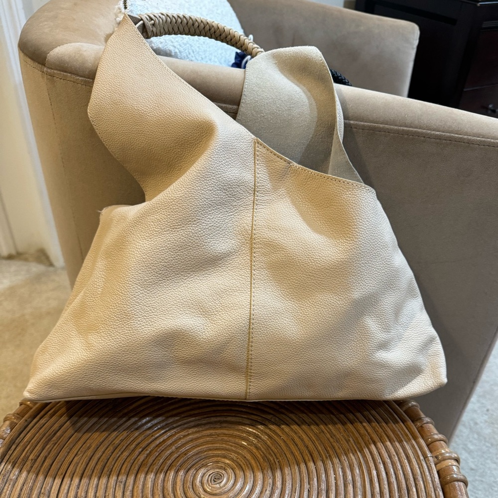 VINCE CAMUTO
JANYA HOBO BAG IN CAFE SMOOTH LEATHER